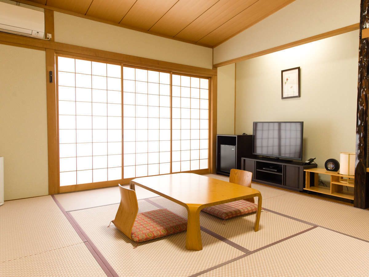 办公桌、免费 WiFi