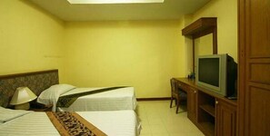 In-room safe, desk, rollaway beds, WiFi - Omni Suites Aparts-Hotel (Bangkok)