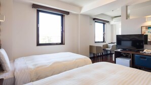 A hotel room with two beds, a television, a desk, and a chair. - Comfort Inn Ogaki (Ogaki)