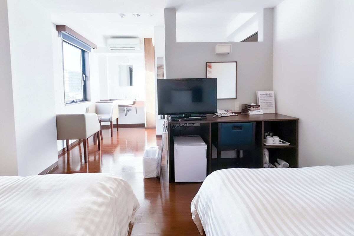 Desk, soundproofing, free WiFi, bed sheets