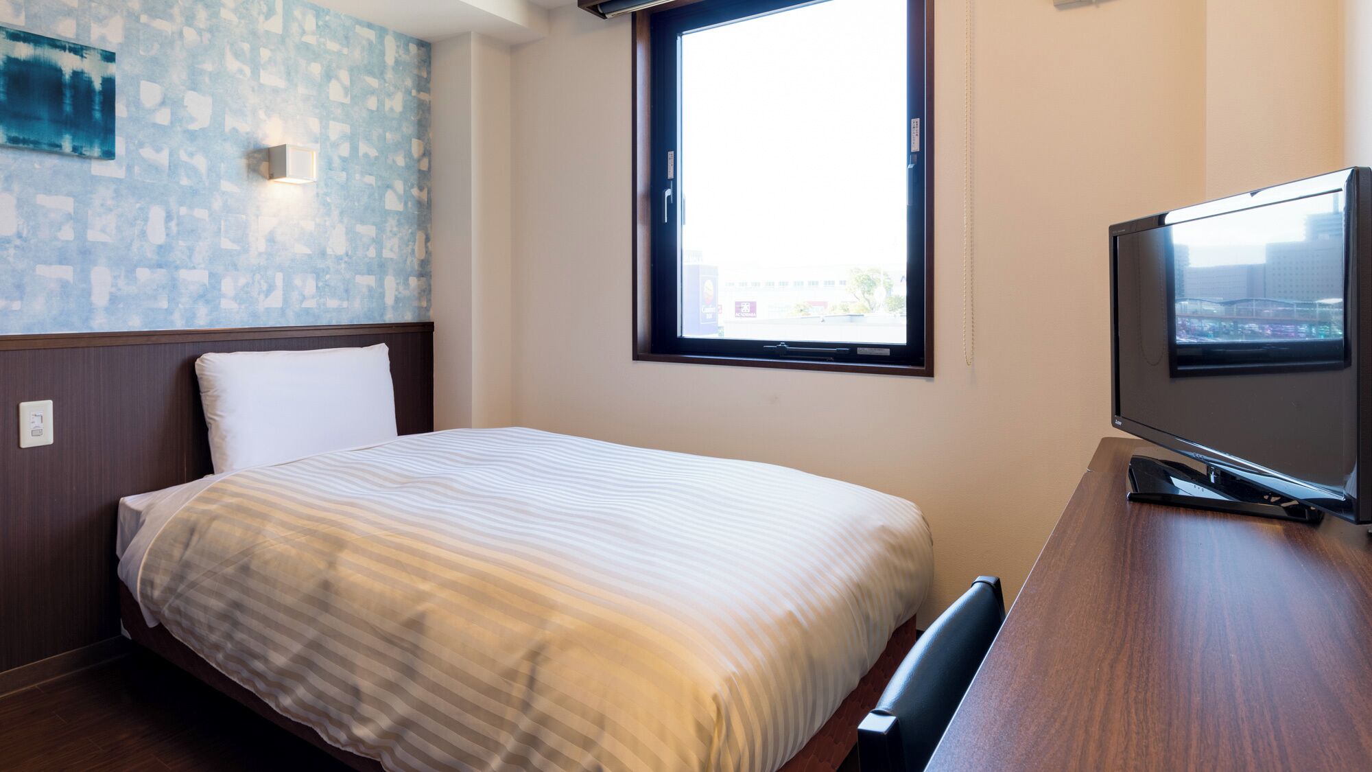 Desk, soundproofing, free WiFi, bed sheets