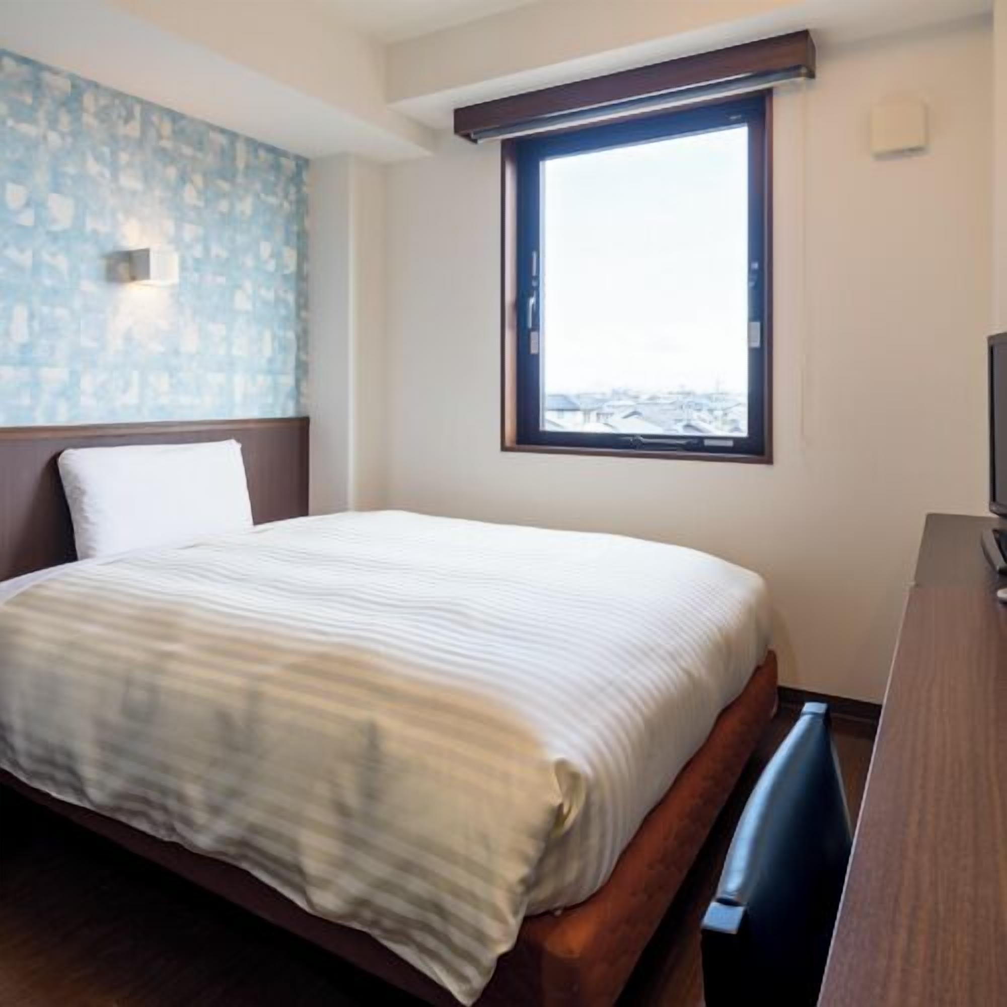 Desk, soundproofing, free WiFi, bed sheets