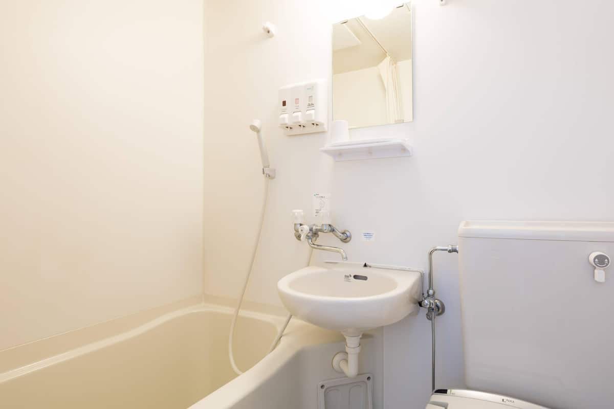 Meja, kalis bunyi, Wi-fi percuma, cadar katil