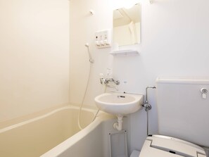 Desk, soundproofing, free WiFi, bed sheets