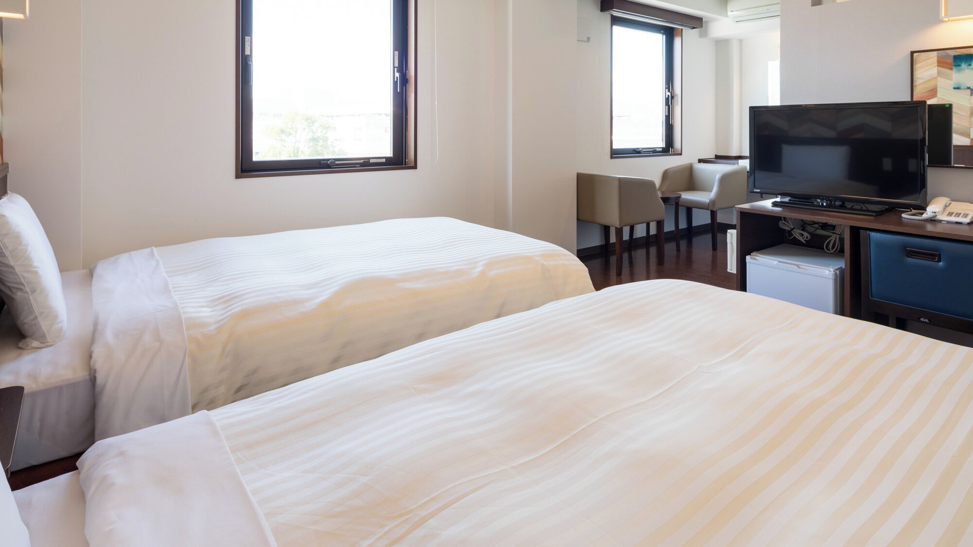 Desk, soundproofing, free WiFi, bed sheets