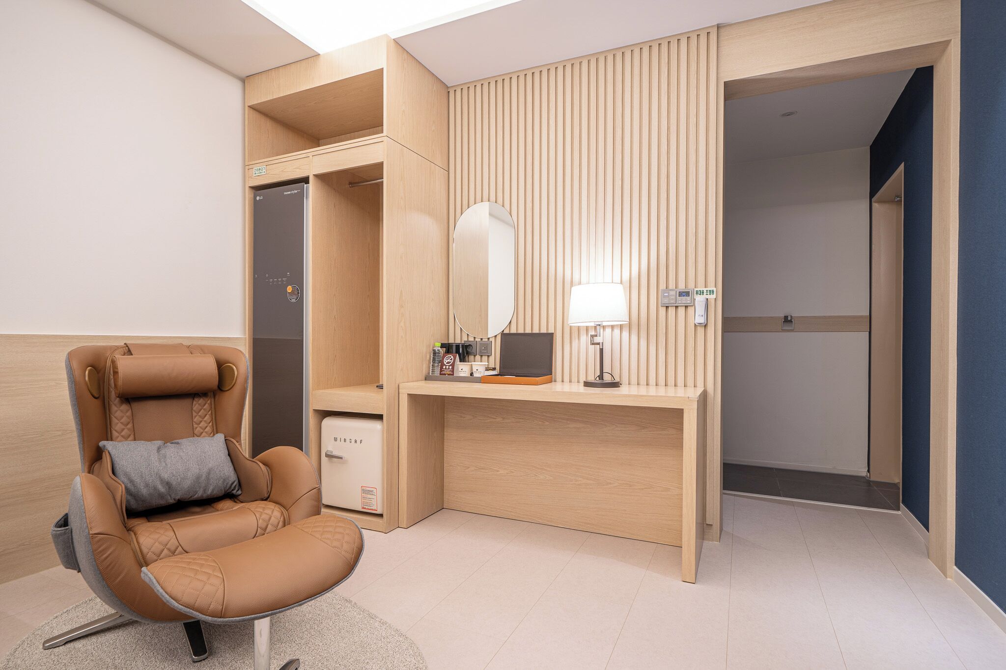 suite double [free semi buffet breakfast (sun~thu for 2 pax / fri~sat & public holiday for 1 pax)] | living area | led tv