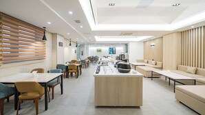A modern dining area with a central island, multiple seating options, and a contemporary design. - Hound Hotel Gwangju Cheomdan (Gwangju)