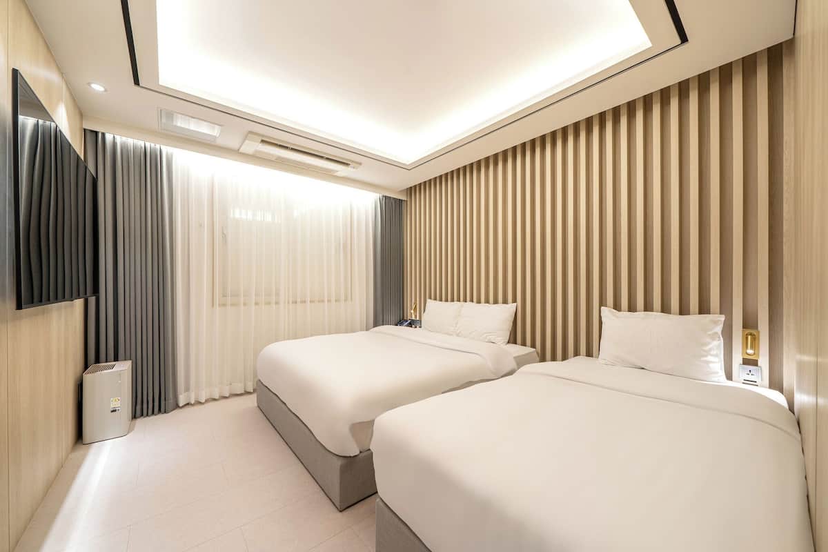 1 habitación, cubrecamas, cortinas blackout y sistema de insonorización