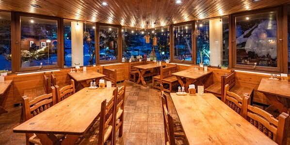 Déjeuner, dîner et souper servis sur place
