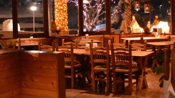 Breakfast, lunch and dinner served