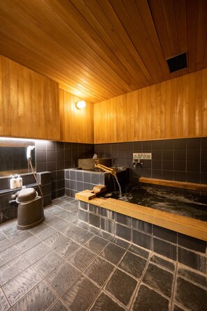 Separate tub and shower, hair dryer, slippers, towels - Lodge Scole (Yamagata)