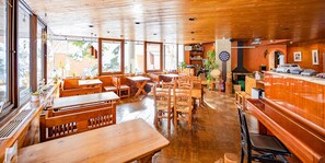 Petit déjeuner, déjeuner et dîner servis sur place