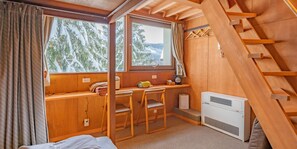 Chambre Triple, salle de bains commune, vue montagne | Draps fournis
