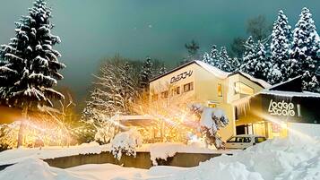 Et hotel med et skilt der siger "Lodge Score" i et sneklædt landskab.