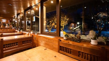 供应早餐、午餐和晚餐