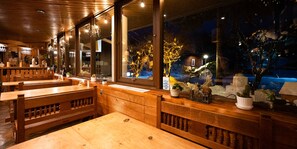 Déjeuner, dîner et souper servis sur place