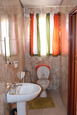 Standard Room | Bathroom | Free toiletries