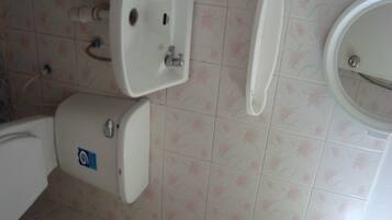 Shower, free toiletries