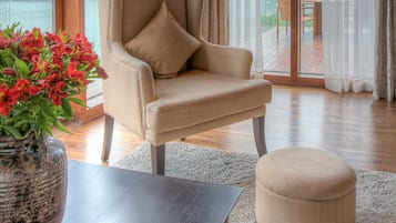 Master Suite -  Sir James Taylor | Living area | Flat-screen TV