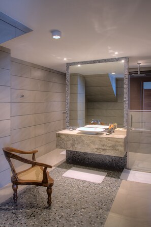 Master Suite -  Sir James Taylor | Baño | Ducha, artículos de higiene personal gratuitos y secador de pelo