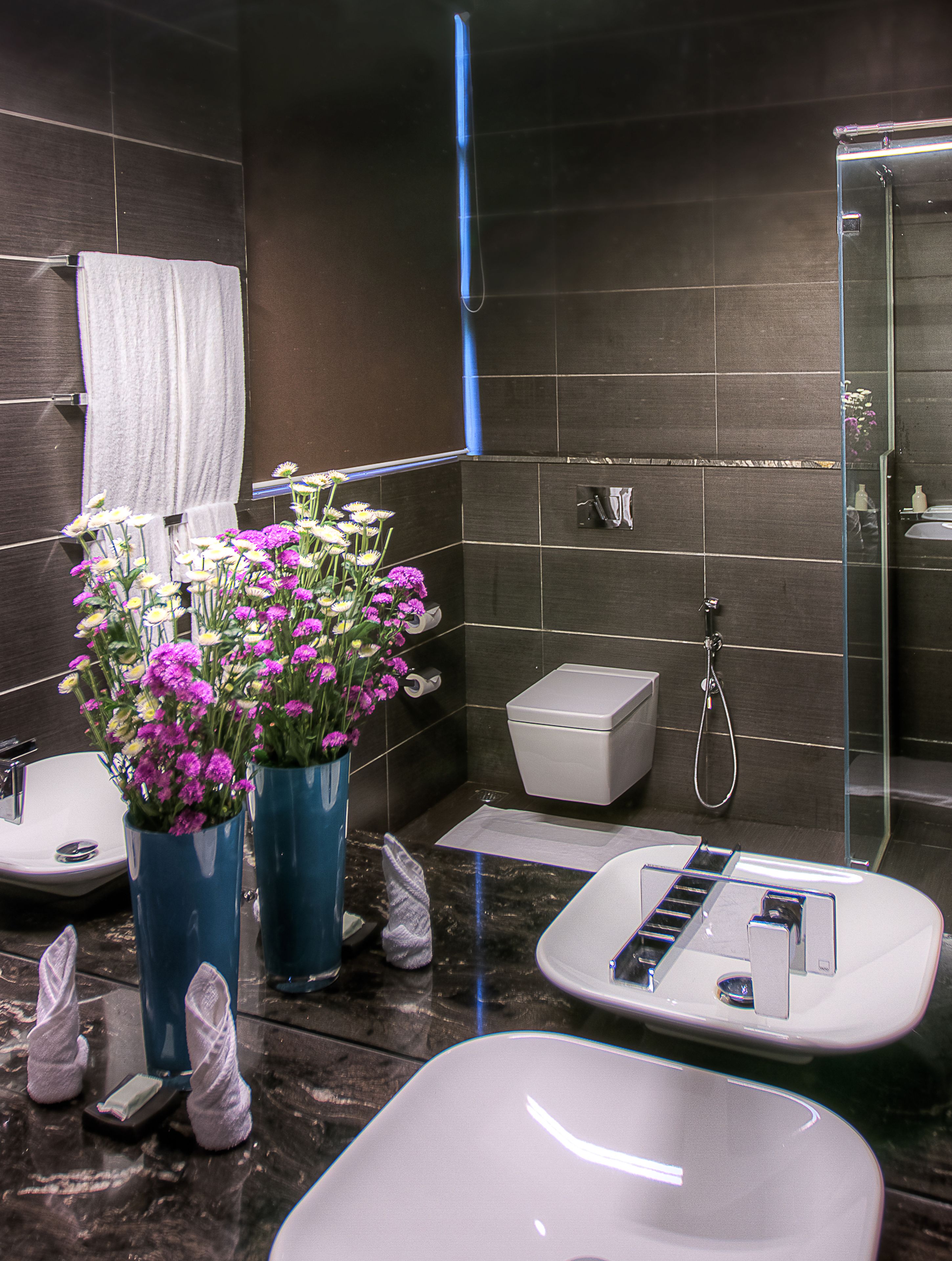 super deluxe lake view -poyston | bathroom | shower, free toiletries, hair dryer, bathrobes