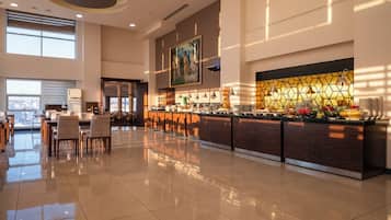2 restaurantes, se sirven desayunos, comidas, cenas y cocina turca