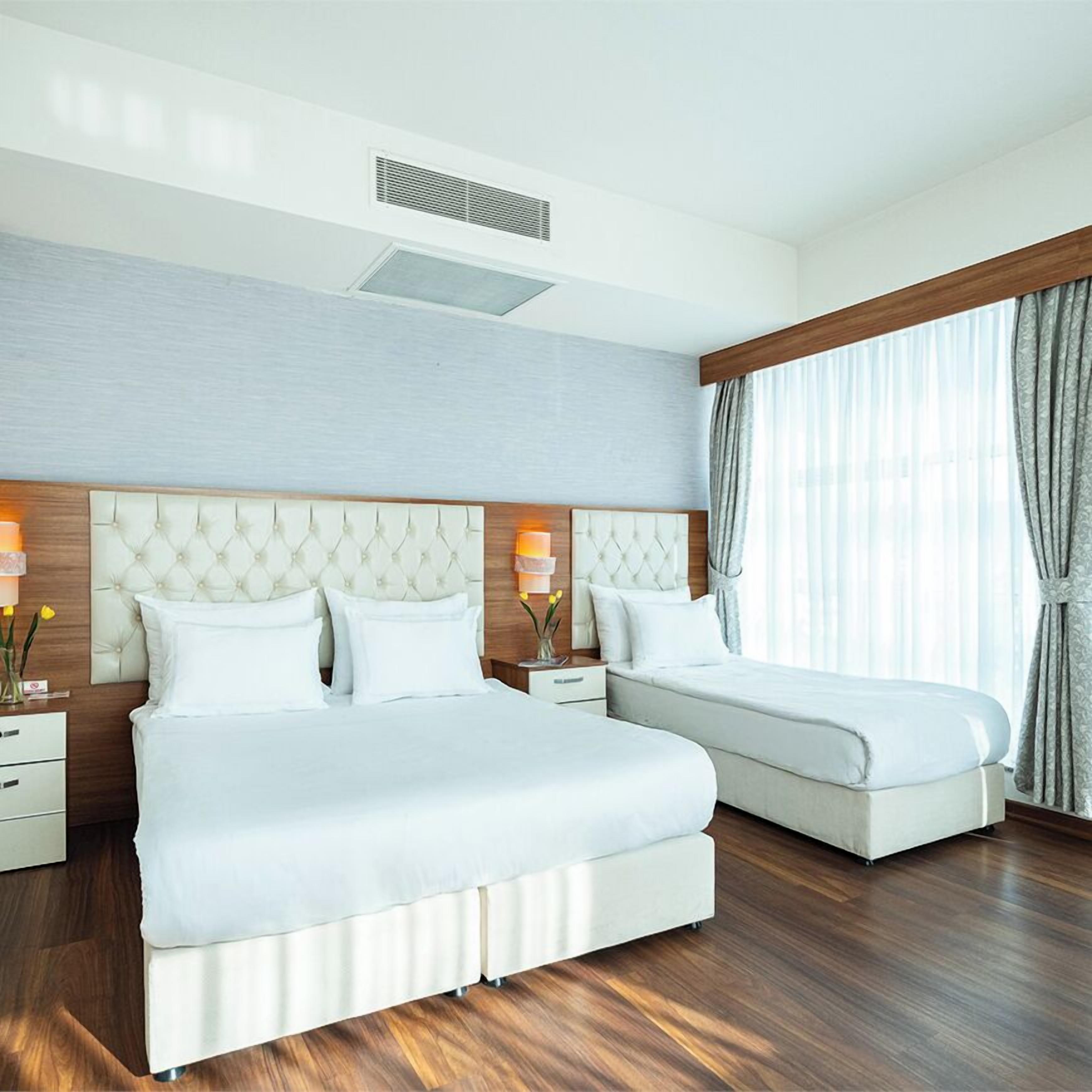 Executive Suite | Minibar, in-room safe, desk, soundproofing