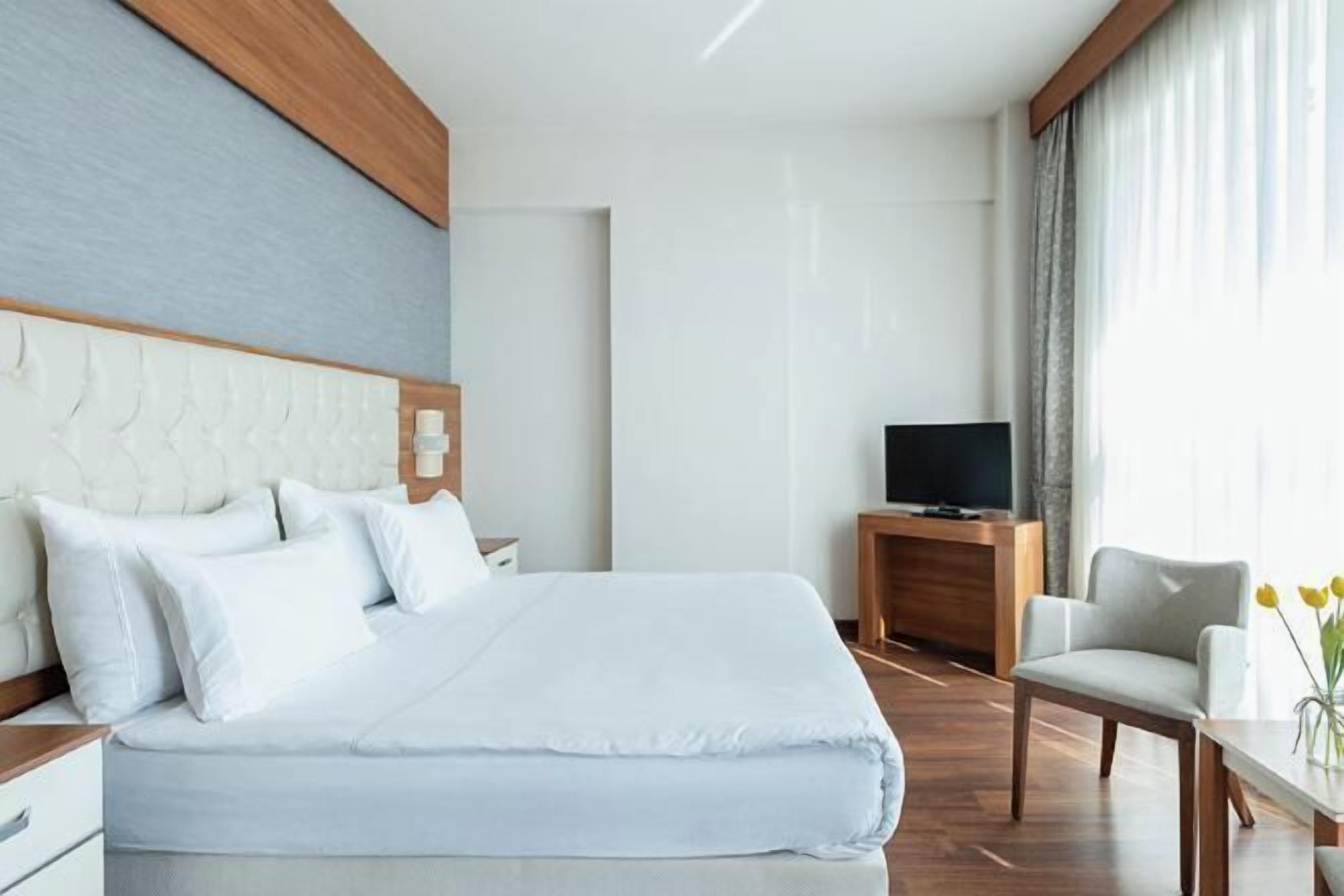 ミニバー、セーフティボックス (室内)、デスク、防音設備