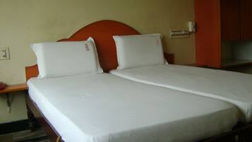 Literie de qualité supérieure, bureau, fer et planche à repasser