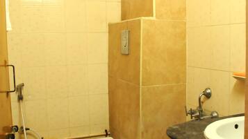 Douche, articles de toilette gratuits, sĂšche-cheveux