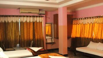 Literie de qualité supérieure, bureau, fer et planche à repasser