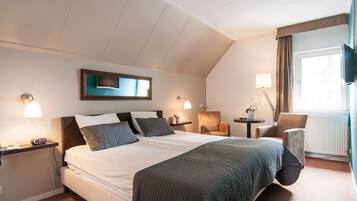 Standard-Zweibettzimmer | Zimmersafe, Schreibtisch, Babybetten, Zustellbetten