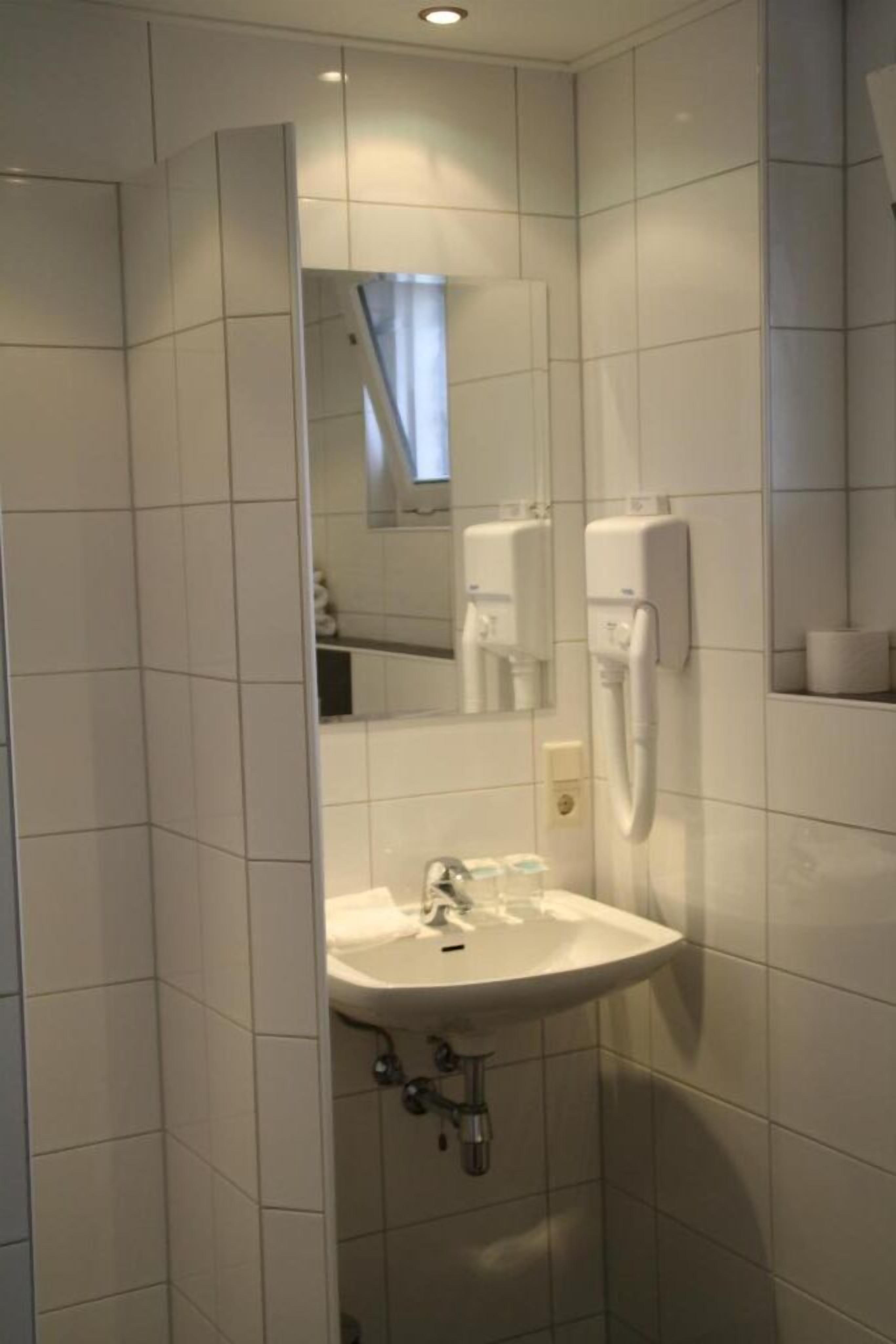 shower, free toiletries, towels