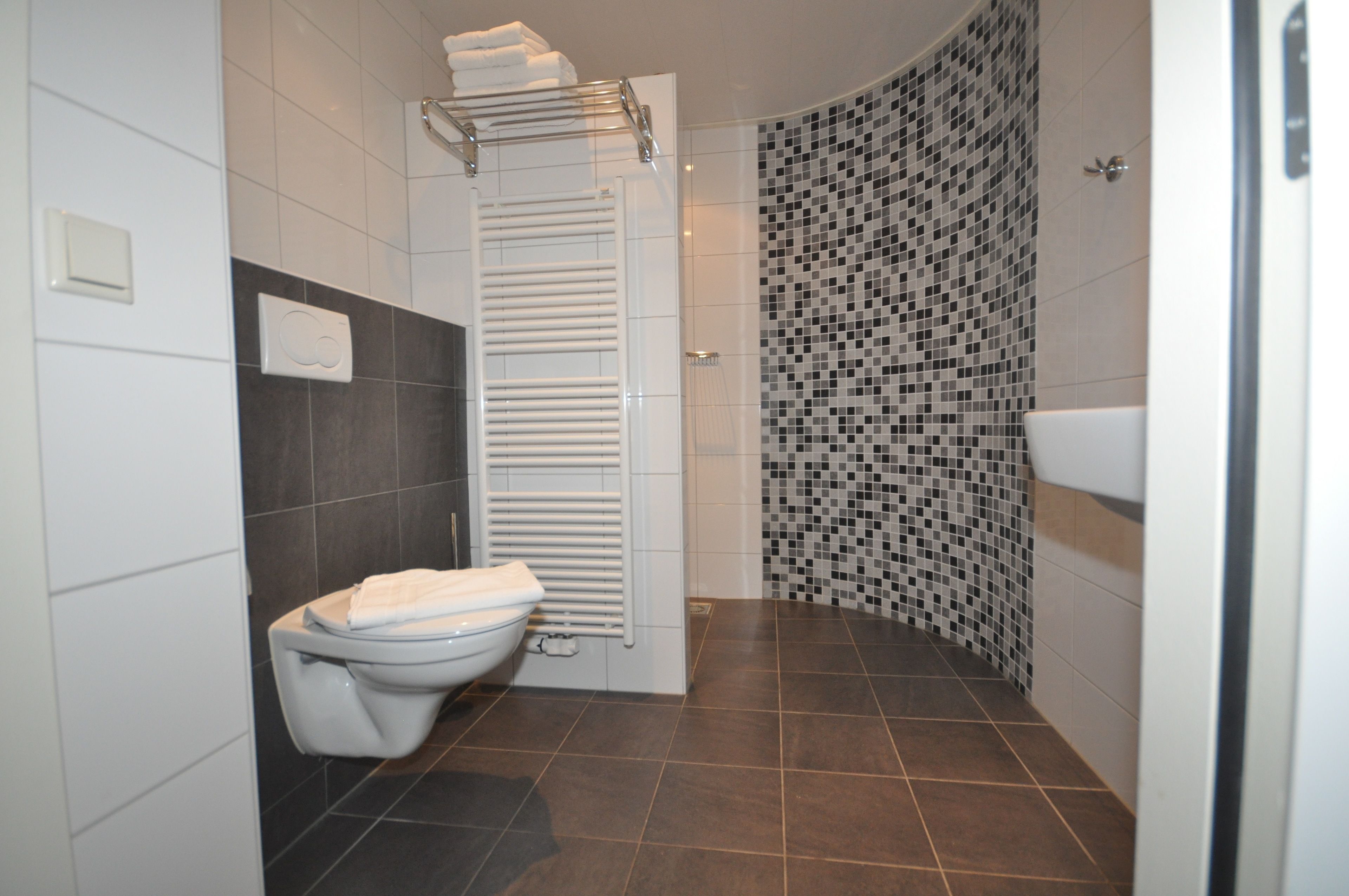 shower, free toiletries, towels