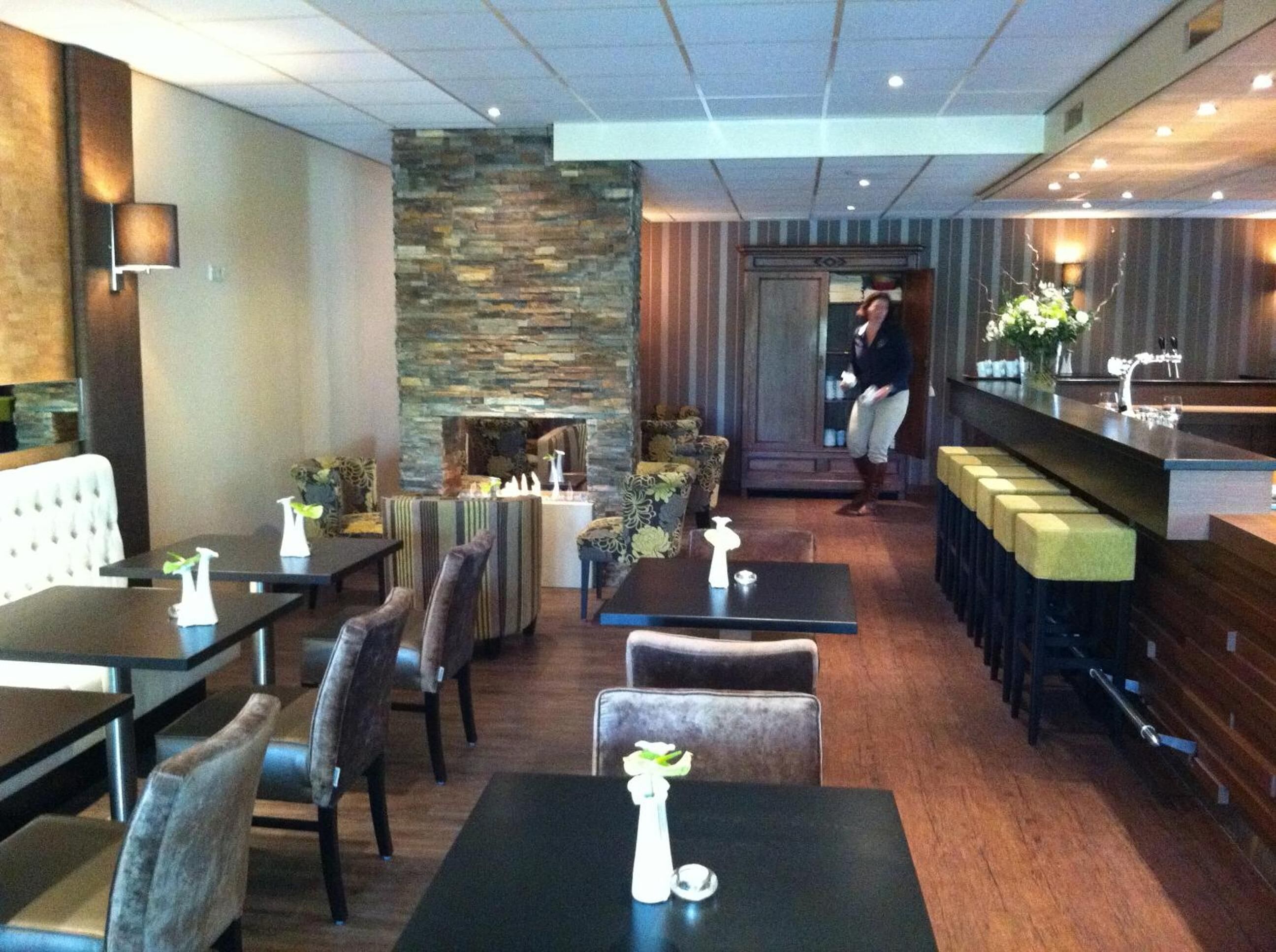 lunch and dinner served, international cuisine