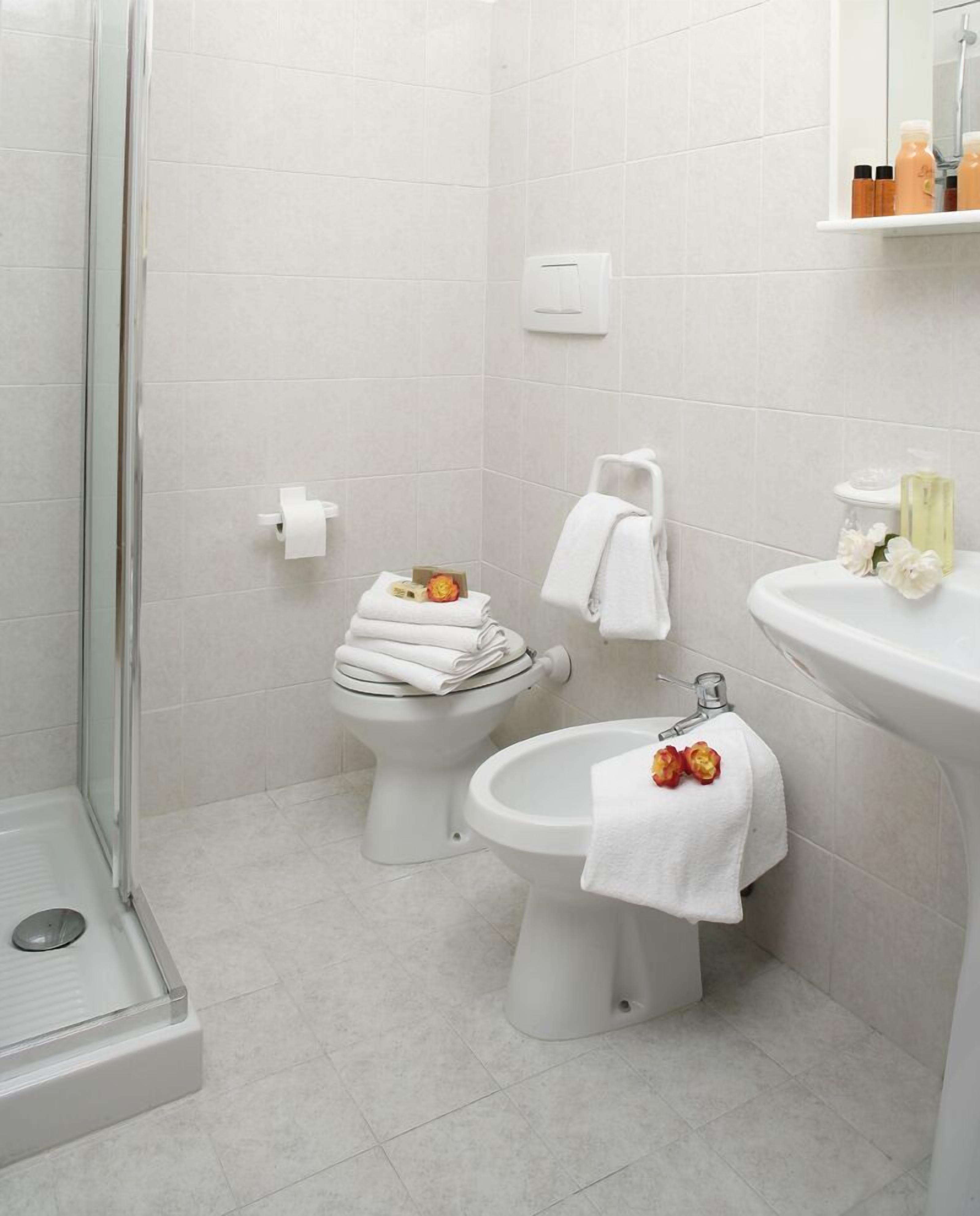 Appartamento | Bagno | Doccia, set di cortesia gratuito, asciugacapelli, bidet