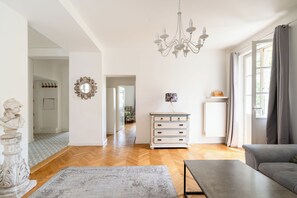 Deluxe-huoneisto, 2 makuuhuonetta, parveke, jokinäköala (Brzozowa 14) | Allergiatestatut vuodevaatteet, yksilöllisesti sisustettu
