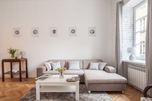 Luxury Apartment, 2 Bedrooms, City View (Piwna 27) | Living room - Ego Apartments Old Town (Warsaw)