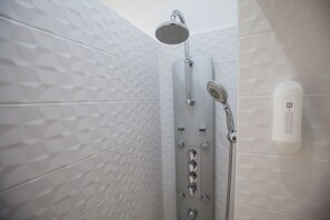 Romantic Apartment (Piwna 34/36) | Bathroom shower - Ego Apartments Old Town (Warsaw)