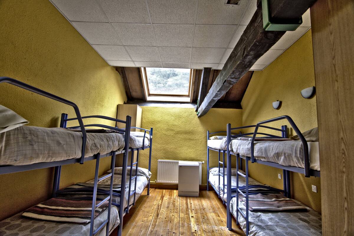 Chambre, dortoir mixte, salle de bains commune (Sumiciu)