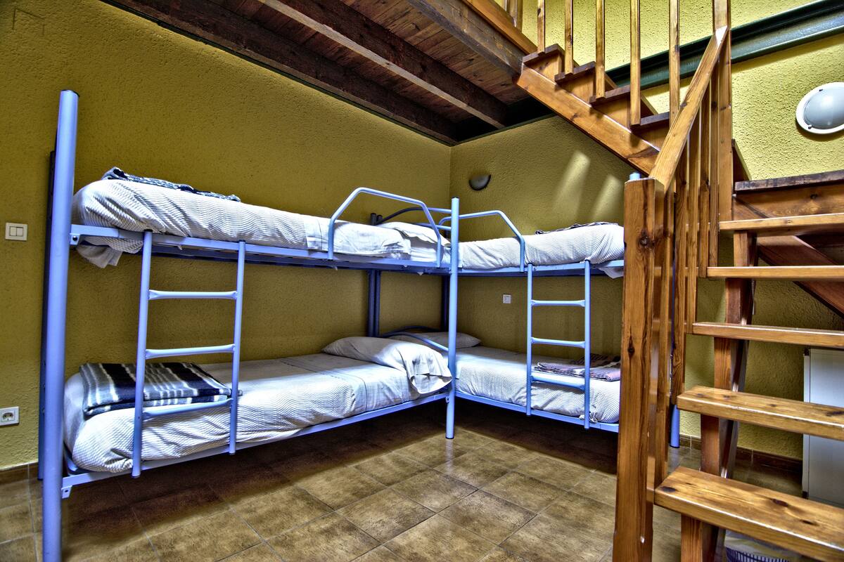 Chambre, dortoir mixte, salle de bains commune (Guestia)