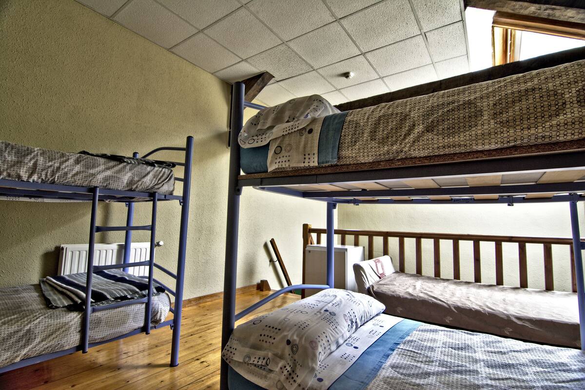 Chambre, dortoir mixte, salle de bains commune (Guaxa)