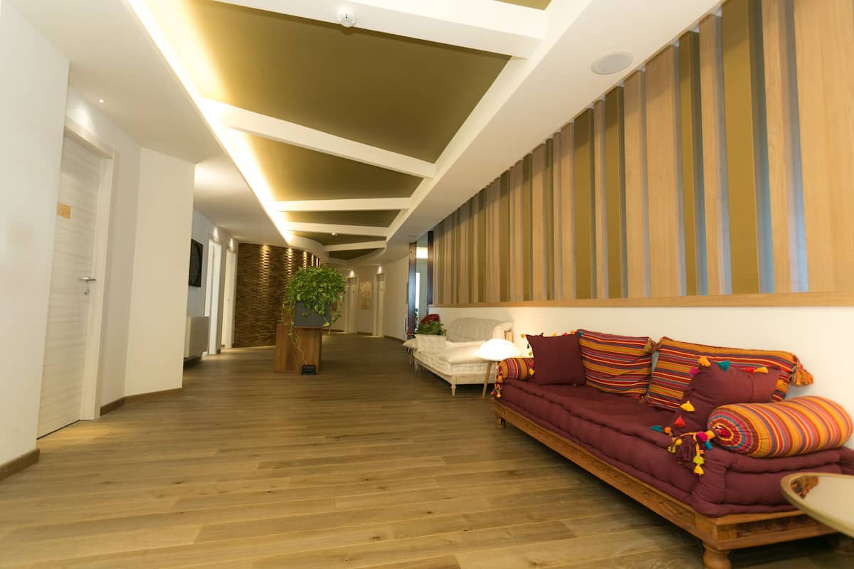 sauna, hot tub, steam room, hot springs/mineral springs