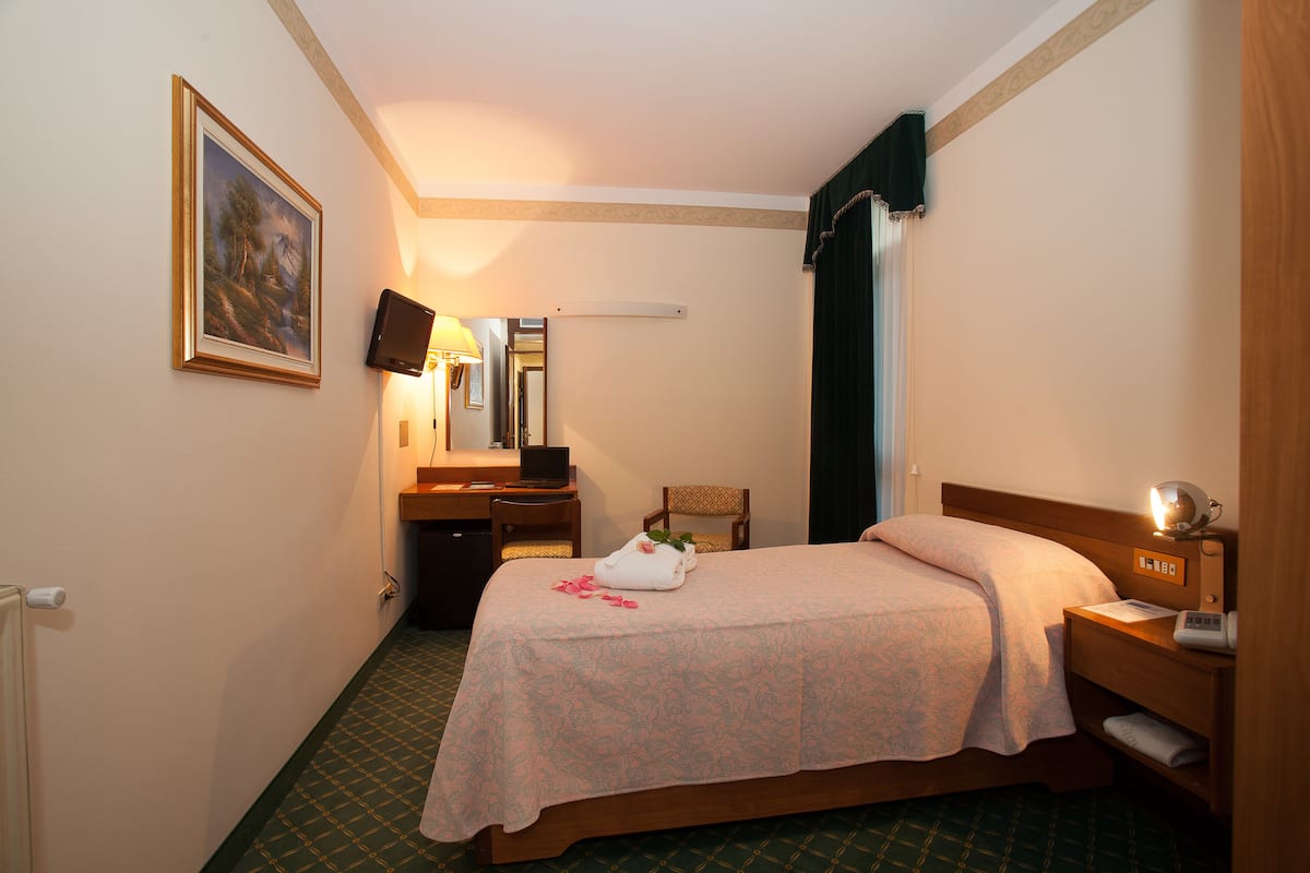 Premium bedding, in-room safe, individually decorated