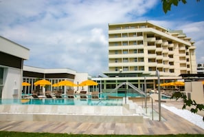 A modern hotel with a swimming pool, outdoor seating, and a multi-story building. - Abano Verdi Hotel Terme (Abano Terme)