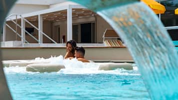 Innenpool, AuĂenpool (je nach Saison geöffnet), Sonnenschirme