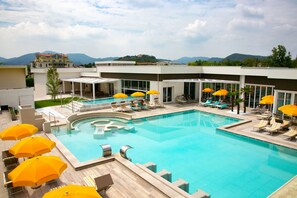 Piscine couverte, piscine extérieure (ouverte en saison)