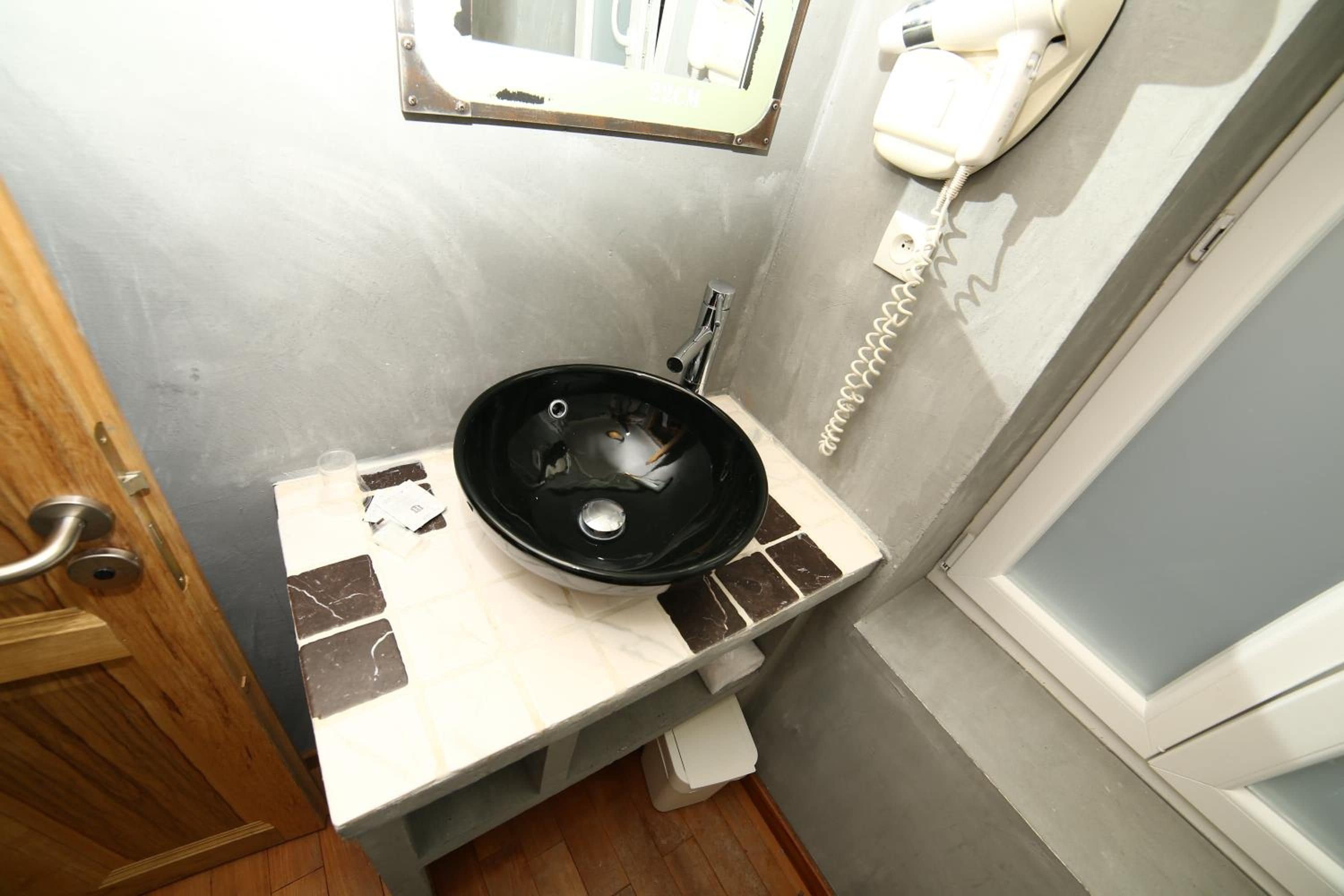 Een douche, gratis toiletartikelen, een haardroger, handdoeken