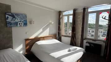 Family Room | Desk, free WiFi