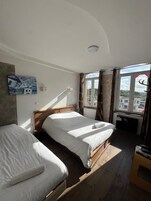 Family Room | Desk, free WiFi